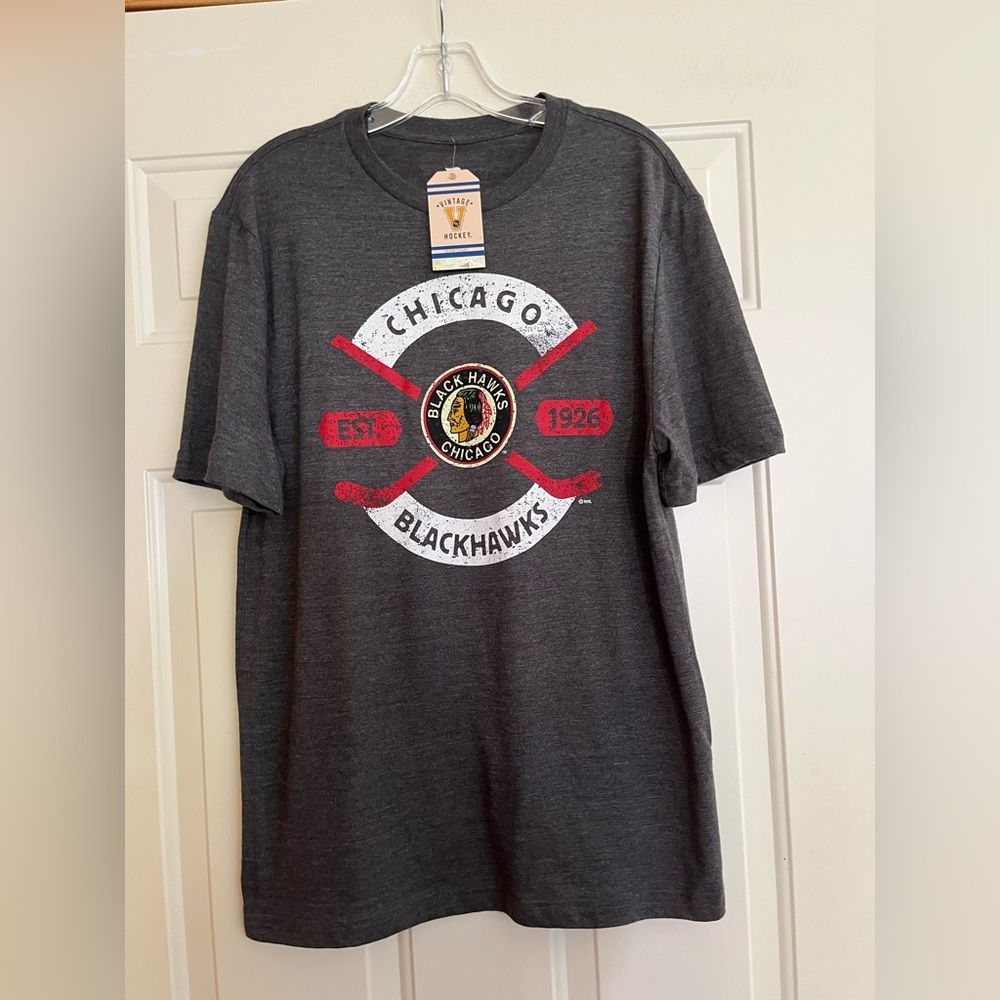 Men’s new Fanatics Chicago Blackhawks charcoal gray tee shirt. Size medium
